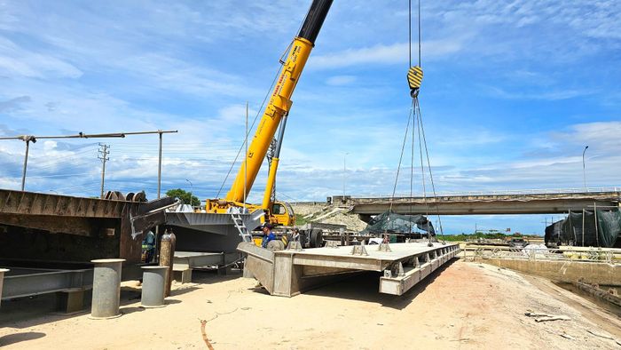 Ông Đặng Văn Hải, Chỉ huy trưởng Công ty Cổ phần LILAMA 10 cho biết, mỗi ngày đơn vị huy động 50 công nhân tập trung thi công nhiều hạng mục. Đến nay, nhà thầu thi công cơ bản hoàn thành hệ thống cửa và thiết bị vận hành đập Thảo Long, trong tuần này sẽ cho lắp ráp, hoàn thiện.