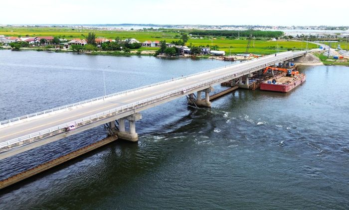 Đặc biệt, toàn bộ quá trình thi công đều được thực hiện trên mặt nước bằng hệ thống sà lan, không có mặt bằng cố định. Ngoài ra, vừa thi công vừa điều tiết nước để phục vụ sản xuất nông nghiệp nên gặp rất nhiều khó khăn trong quá trình thi công.