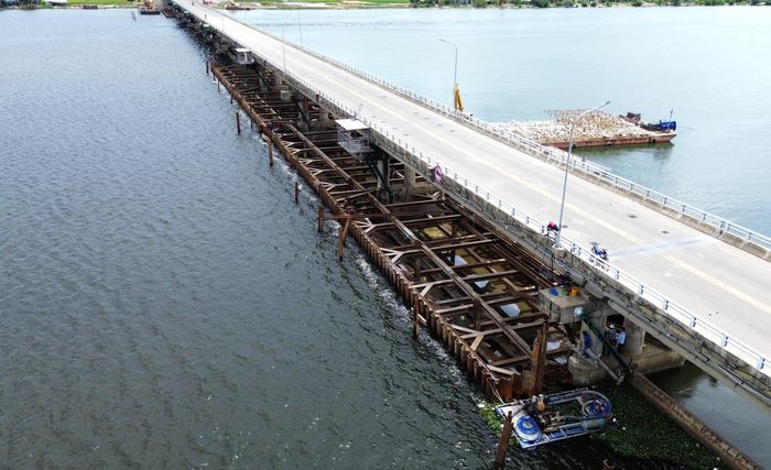 Tại hiện trường nhà thầu đang nỗ lực thi công các hạng mục, trong đó đã thi công hoàn thành cừ larsen chống thấm, khung vây thượng hạ lưu, văng chống lớp trên, đào móng, bê tông bịt đáy thượng và hạ lưu, đang bơm hạ nước và thi công văng chống lớp dưới...