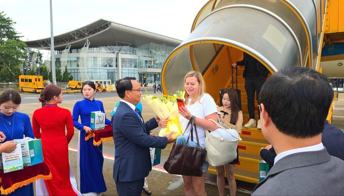 Lãnh đạo tỉnh Lâm Đồng tặng hoa chúc mừng những vị khách đầu tiên đến sân bay Liên Khương sau thời gian sửa chữa.