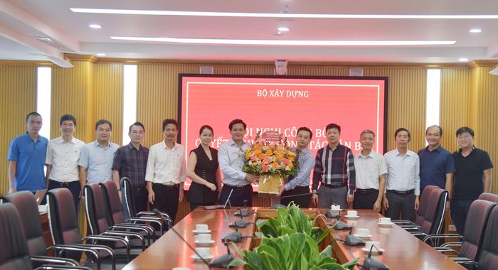Các đơn vị tặng hoa chúc mừng ông Nguyễn Tuấn Ngọc Tú nhận nhiệm vụ mới.