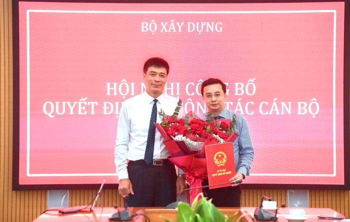 Thay mặt lãnh đạo bộ, Thứ trưởng Phạm Minh Hà trao quyết định bổ nhiệm cho ông Nguyễn Tuấn Ngọc Tú (bìa phải).