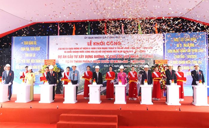 Lãnh đạo tỉnh Gia Lai và lãnh đạo Bộ Xây dựng và các khách mời nhấn nút khởi công dự án thành phần 2 Cao tốc Quy Nhơn - Pleiku.