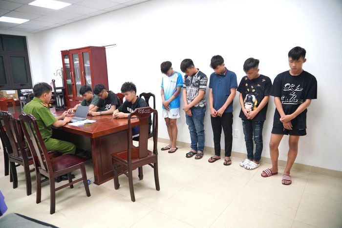 Công an TP Huế đã ra quyết định khởi tố vụ án, khởi tố bị can, áp dụng biện pháp ngăn chặn cấm đi khỏi nơi cư trú đối với Trần Anh T, Hồ Ngọc Nhật Q, Nguyễn Trung D và Bùi Nguyễn Gia K về tội "Gây rối trật tự công cộng".