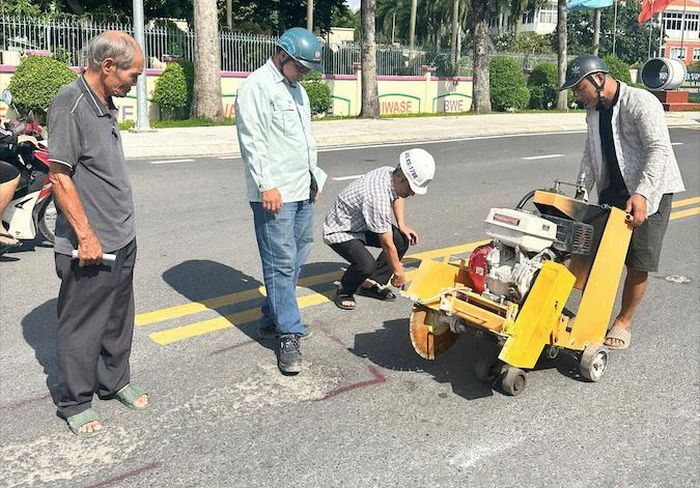 Chủ đầu tư, đơn vị thi công, tư vấn giám sát... khảo sát, khoan lấy mẫu tại vị trí xuất hiện ổ voi, ổ gà trên tuyến đường Bùi Thị Xuân.