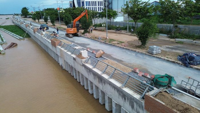 Các hạng mục bờ kè chống sạt lở đã làm xong trước mùa nước lũ từ thượng nguồn đổ về.