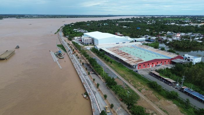 Toàn cảnh bờ kè sông Tiền.
