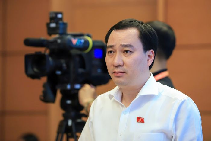 Đại biểu Nguyễn Ngọc Sơn và đại biểu Vũ Văn Tiến (đoàn TP Hải Phòng). (Ảnh: Media Quốc hội).