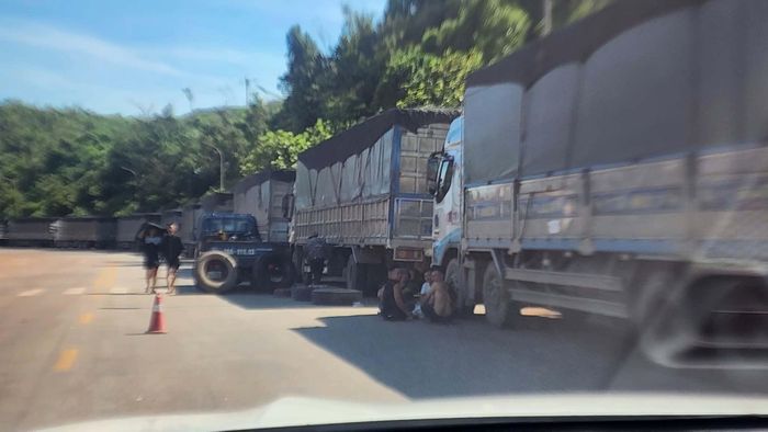 Không có bãi đỗ xe, hàng dài xe đỗ bên đường quốc lộ 12C, chờ vào cảng.   