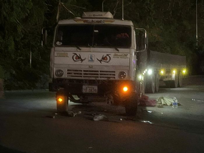 Vụ tai nạn giao thông giữa xe đạp điện tông vào xe đầu kéo trên tuyến quốc lộ 12C khiến 1 người tử vong. 