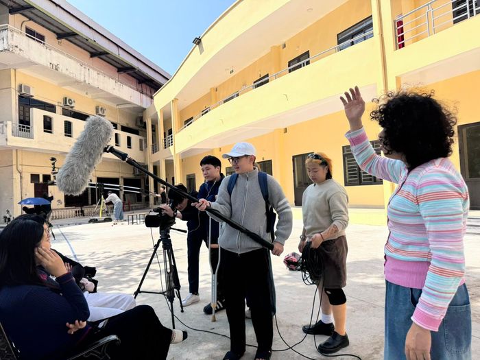 Sinh viên Trường Đại học Sân khấu - Điện ảnh Hà Nội thực hành môn Quay phim của lớp Quay phim Điện ảnh K43. (Ảnh: Trường Đại học Sân khấu - Điện ảnh Hà Nội).