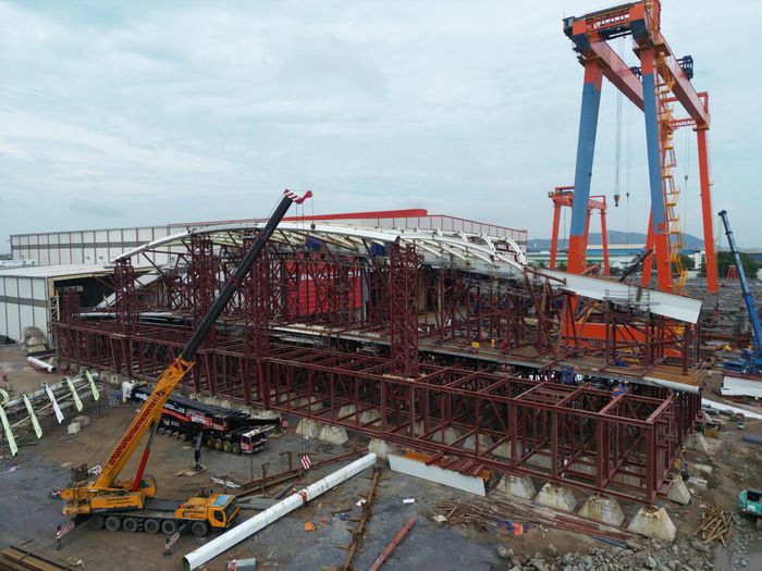 Cầu đi bộ vòm thép hình lá dừa nước được thi công tại nhà máy đóng tàu thuộc Công ty Cổ phần đóng tàu Đại Dũng ở Vũng Tàu.