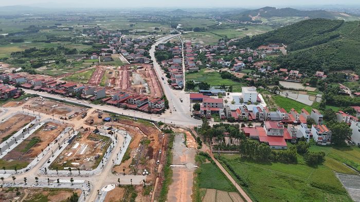 Dù gặp nhiều khó khăn nhưng các nhà thầu vẫn tiếp tục huy động máy móc, đẩy nhanh tiến độ thi công các gói thầu.
