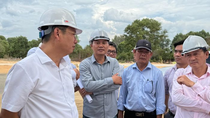 Đại diện Công ty Cổ phần 456 báo cáo tiến độ và vướng mắc của dự án với lãnh đạo UBND tỉnh Quảng Ngãi tại hiện trường. (Ảnh: Lê Danh).
