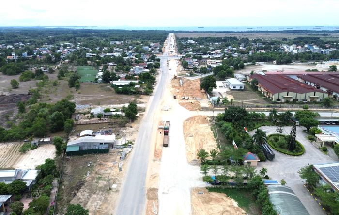 Chủ đầu tư liên tục đốc thúc, nhưng nhà thầu vẫn thi công chậm, không đạt yêu cầu. (Ảnh: Lê Danh).