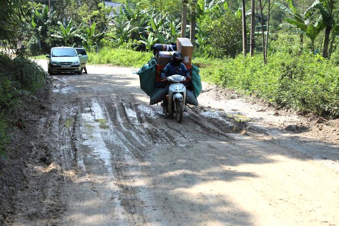 Việc vận chuyển hàng hóa, đi lại người dân gặp khó nhất là vào những ngày mưa.