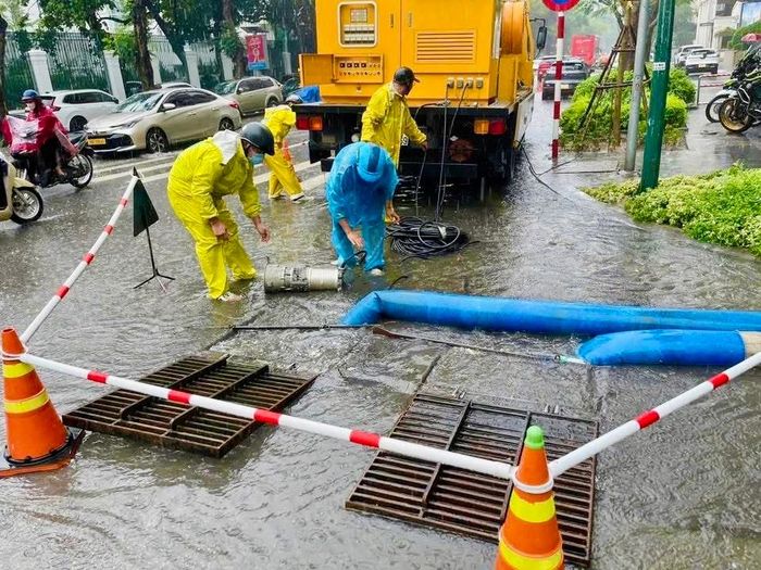 Mưa lớn gây ngập lụt diện rộng tại đô thị, cản trở giao thông và sinh hoạt của người dân (Ảnh minh hoạ).
