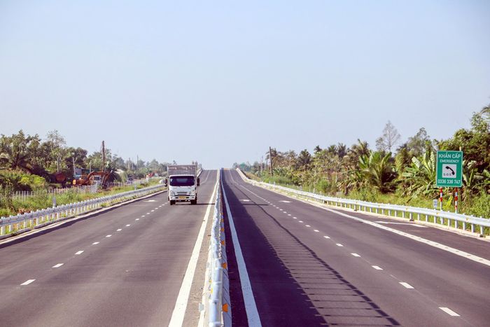 Một đoạn tuyến cao tốc Cần Thơ - Cà Mau đã đưa vào khai thác (Ảnh: Lê An).