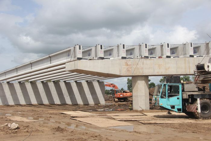 Đại diện Ban điều hành cao tốc Mỹ An - Cao Lãnh cho biết, cầu vượt Trà Bông là cầu vượt trực thông băng qua tuyến QLN2, sau cầu qua kênh Nguyễn Văn Tiếp, đây là cây cầu có quy mô lớn thứ hai trong tổng số 18 cầu trên tuyến cao tốc. Việc lao lắp những dầm cầu vượt đầu tiên, đánh dấu bước chuyển động lớn trên công trường. Hiện khó khăn của dự án còn đường dây điện 220kV tại nút giao An Bình chưa được di dời xong, nguồn vật liệu cũng đang là trở ngại để triển khai công tác móng, nền đường sắp tới.