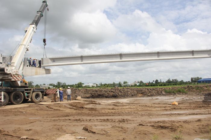 Theo ghi nhận của PV Báo Xây dựng trong hai ngày 18 và 19/8, những dầm cầu đầu tiên đã được đưa đến công trường. Nhà thầu điều động xe đầu kéo "cõng" những phiến bê tông nặng hàng tấn tập kết đến công trường.
