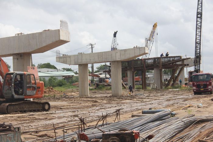 Sau nhiều ngày chuẩn bị thiết bị, máy móc đáp ứng các yêu cầu kỹ thuật, thời tiết thuận lợi nhà thầu triển khai ngay công tác gác dầm cầu vượt nhánh bên phải QLN2.