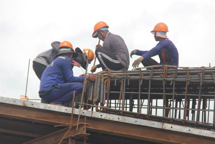 Công nhân thi công trên các trụ cầu Trà Bông.
