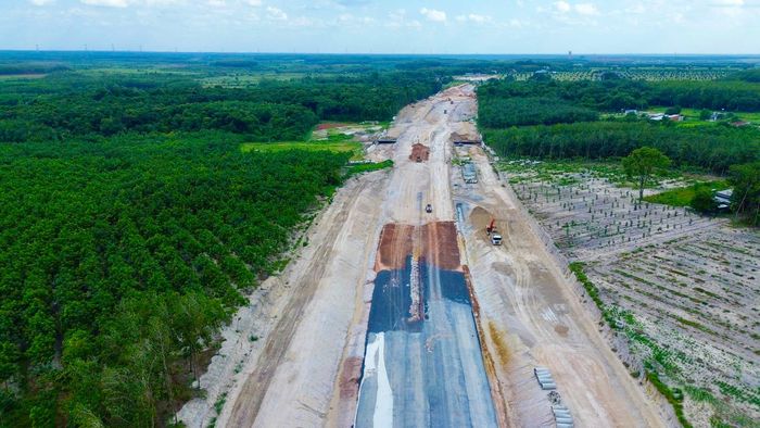 Nhiều đoạn có mặt bằng sạch nên đang được huy động xe máy thiết bị đẩy nhanh thi công một số hạng mục.