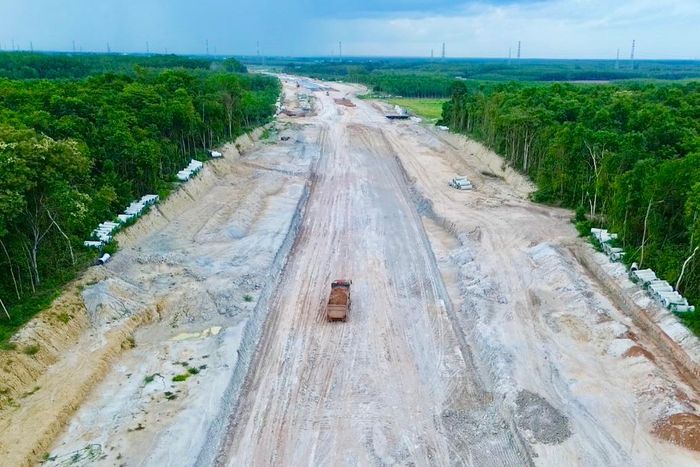 Một đoạn cao tốc có mặt bằng sạch phục vụ thi công.