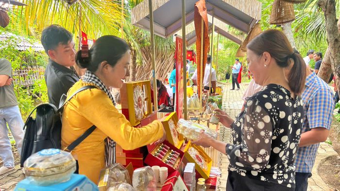 Hạ tầng giao thông phát triển đồng bộ giúp kết nối du khách đến với các điểm du lịch cộng đồng, giúp dân địa phương khai thác thế mạnh bản địa trong phát triển du lịch.