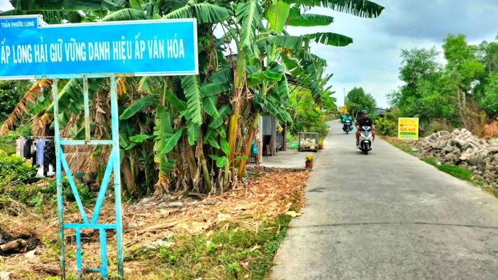 Tuyến đường bê tông rộng 3,5m, ô tô lưu thông thuận lợi, giúp cho việc giao thương hàng hóa của người dân trên địa bàn ấp Long Hải (xã Phước Long, tỉnh Cà Mau) được thông suốt.