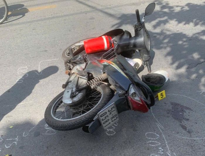 Chiếc xe máy của nạn nhân sau tai nạn.