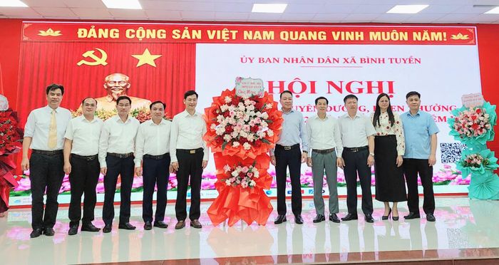 Ông Kim Văn Ngoan Quýnh, Bí thư Đảng ủy xã tặng hoa cho giáo dục xã Bình Tuyền.