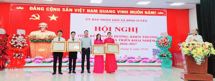 Thừa ủy quyền của Thủ tướng Chính phủ, lãnh đạo xã  trao Bằng khen của Thủ tướng Chính phủ cho các cá nhân.