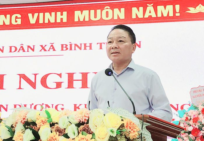 Ông Kim Văn Ngoan Quýnh, Bí thư Đảng ủy xã phát biểu ghi nhận những kết quả đạt được của giáo dục xã Bình Tuyền.