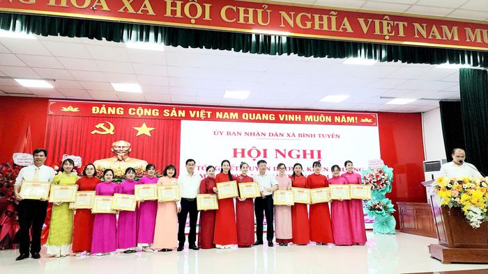Ông Trương Quang Vinh, Phó Chủ tịch UBND trao phần thưởng cho các cá nhân.