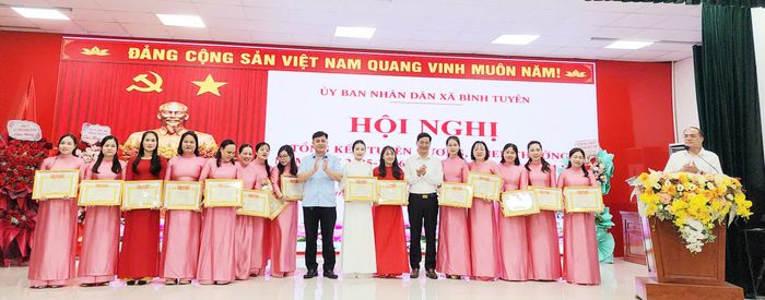 Ông Dương Văn Thắng, Phó Chủ tịch UBND xã Bình Tuyền trao  thưởng cho các cá nhân.