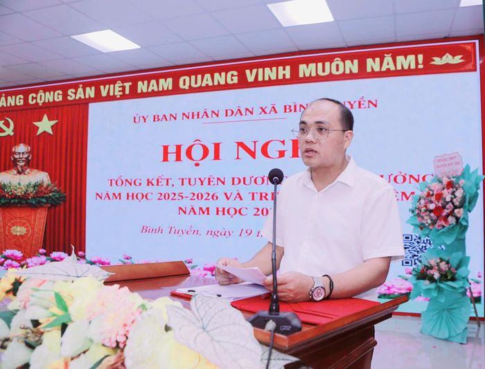 Ông Trương Thành Nam, Trưởng phòng Văn hóa xã hội xã Bình Tuyền báo cáo các kết quả nổi bật của giáo dục của xã.