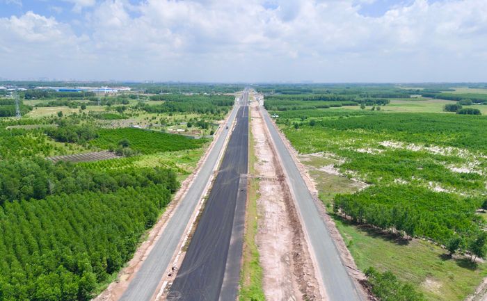 Trong đó, gói thầu số 26 đang chậm hơn so với các gói thầu còn lại. Để bù tiến độ, Ban QLDA đã làm việc với Công ty CP Xây dựng Tân Nam, thống nhất bổ sung nhà thầu phụ, tăng cường nhân lực, thiết bị và mở thêm các mũi thi công, phấn đấu hoàn thành xây lắp trước ngày 30/9. Theo kế hoạch Vành đai 3 qua Đồng Nai sẽ được đưa vào khai thác đồng bộ trong quý IV.