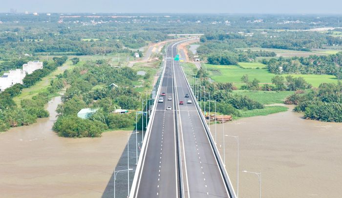 Vành đai 3 TP.HCM qua Đồng Nai có chiều dài khoảng 11,26 km, điểm đầu giao với cao tốc Bến Lức - Long Thành, điểm cuối giao với Mố B cầu Nhơn Trạch, tổng mức đầu tư khoảng 2.584 tỷ đồng. Dự án hiện triển khai 3 gói thầu xây lắp chính. Đến nay giá trị hợp đồng đạt gần 80%.