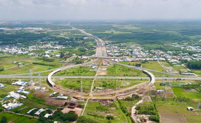 Khi hoàn thành, nút giao này sẽ mở thêm hướng lưu thông thuận lợi giữa hệ thống cao tốc khu vực TP.HCM, cao tốc TP.HCM - Long Thành - Dầu Giây và cao tốc Bến Lức - Long Thành, tạo điều kiện để các dòng xe từ TP.HCM, các tỉnh miền Tây và khu vực Đông Nam Bộ di chuyển thuận lợi hơn, giảm phụ thuộc vào các tuyến đường hiện hữu.