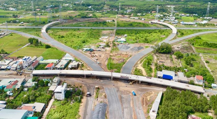 Tiếp tục theo tuyến về phía Hương lộ 19, cường độ thi công được duy trì ở mức cao. Đây từng là một trong những khu vực ảnh hưởng đến tiến độ do còn một số trường hợp liên quan đến công tác giải phóng mặt bằng. Đến nay, phần mặt bằng còn vướng đã được xử lý, mở rộng không gian thi công và tạo điều kiện để các nhà thầu tổ chức nhiều mũi triển khai cùng lúc.