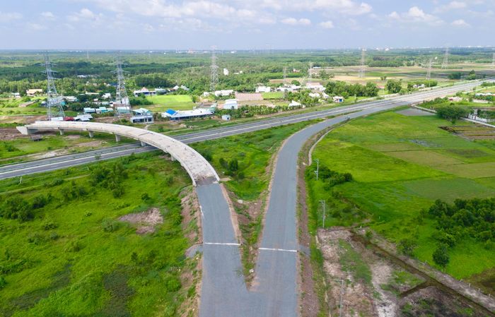 Tại điểm giao với cao tốc Bến Lức - Long Thành, quy mô kết nối của Vành đai 3 càng được thể hiện rõ. Các hạng mục tại khu vực nút giao đang được khẩn trương hoàn thiện, hình thành điểm kết nối quan trọng giữa Vành đai 3 với tuyến cao tốc nối về miền Tây và sân bay Long Thành.