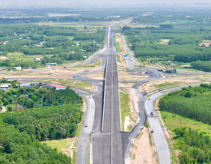 Trong khi đó, tại khu vực nút giao đường 25C, mặt đường đã được thảm nhựa. Bên cạnh những đoạn tuyến đã thành hình, máy móc, thiết bị vẫn được huy động thi công các phần việc còn lại, hoàn thiện đồng bộ các hạng mục.