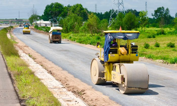 Dọc tuyến, nhiều mũi thi công được triển khai đồng thời. Máy móc liên tục hoạt động, công nhân khẩn trương hoàn thiện từng hạng mục, từ mặt đường, nút giao đến các công trình phụ trợ. Không khí thi công trên công trường diễn ra liên tục, cho thấy dự án đang bước vào giai đoạn nước rút.
