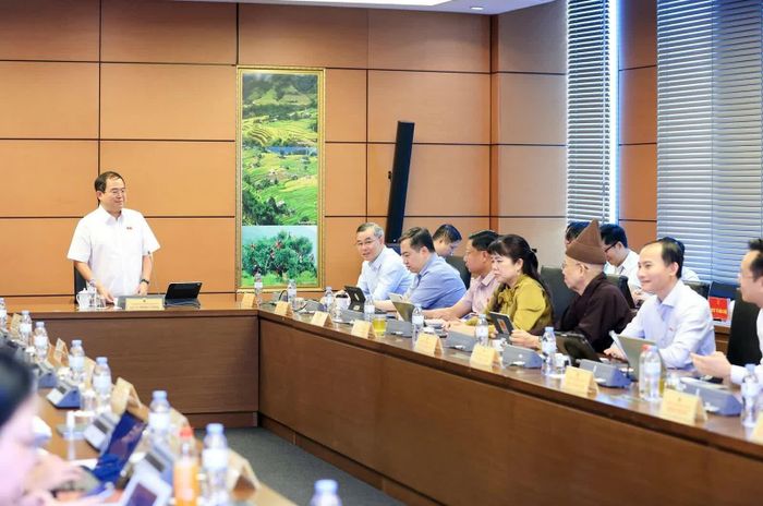 Bí thư tỉnh uỷ, Trưởng đoàn Đại biểu Quốc hội tỉnh Quảng Ninh Quản Minh Cường điều hành phiên thảo luận tại tổ. Ảnh: Đức Thanh