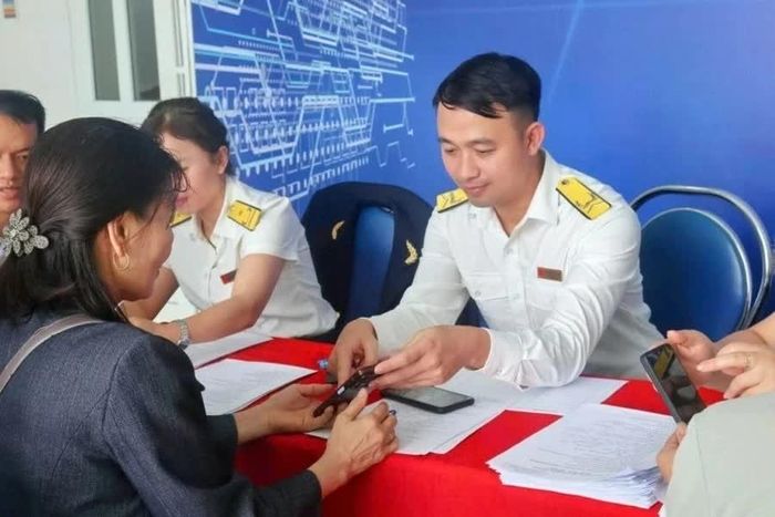 Công chức Thuế tỉnh Lai Châu hỗ trợ người nộp thuế. Ảnh: CTV.