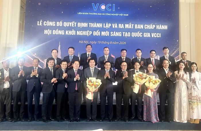  Phó Thủ tướng Nguyễn Văn Thắng chúc mừng VCCI ra mắt các thành viên hội đồng. Ảnh: Hải Anh 
