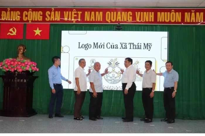 Lãnh đạo xã Thái Mỹ, TP.HCM giới thiệu logo mới, góp phần xây dựng hình ảnh và bản sắc địa phương trong giai đoạn mới.