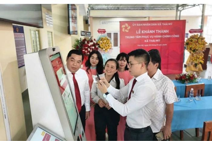 Các đại biểu trải nghiệm hệ thống tra cứu dịch vụ hành chính công tự động tại xã Thái Mỹ.