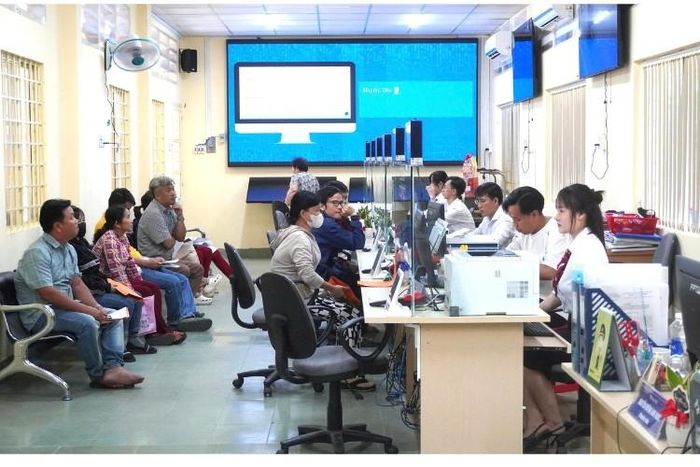 Cán bộ Trung tâm Phục vụ hành chính công xã Thái Mỹ hỗ trợ người dân giải quyết thủ tục hành chính.